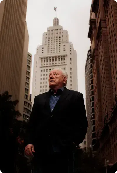 Luiz Barsi Filho com imagem do farol Santander no fundo